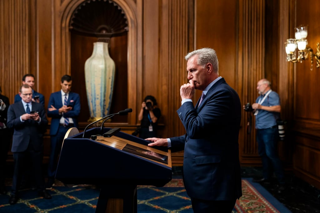 Su salida es un duro golpe para su sucesor, el presidente Mike Johnson. (ARCHIVO)