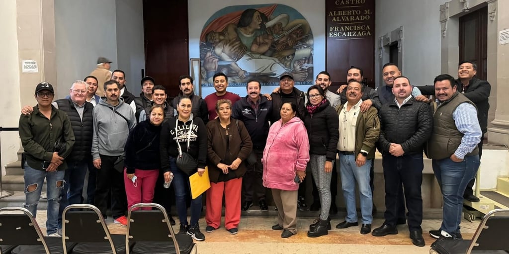 Respaldo. El secretario del Ayuntamiento, Bonifacio Herrera, hizo las gestiones necesarias para que los comerciantes contaran con el servicio de energía eléctrica. 