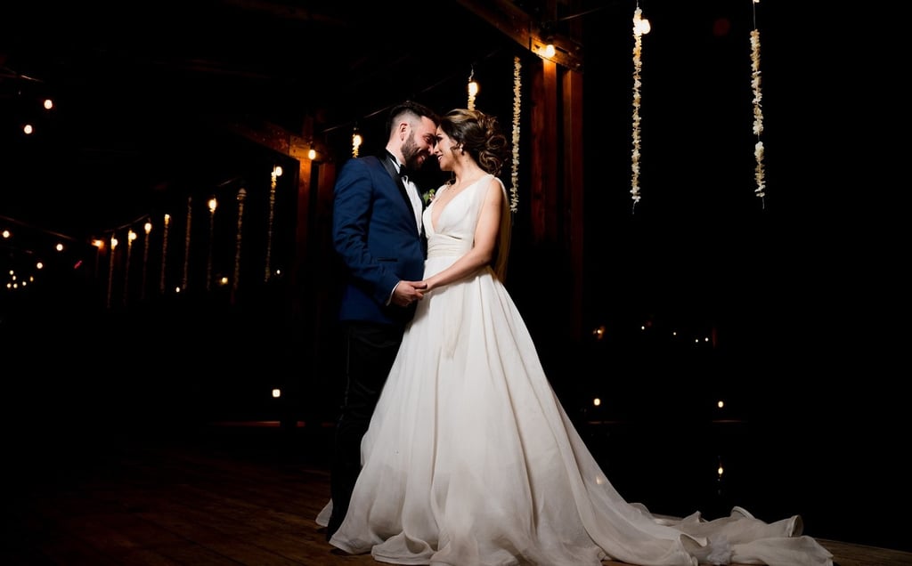 Los ahora esposos durante la fiesta de celebración.