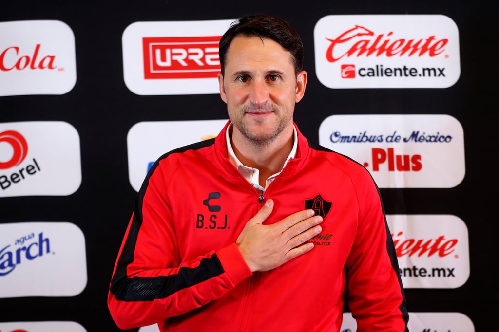 Presentación. El entrenador español, Beñat San José, posa durante su presentación como nuevo director técnico del equipo mexicano Atlas.