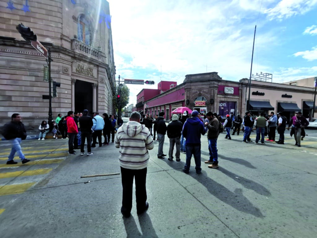 Comerciantes del Excuartel realizan bloqueo tras corte de energía
