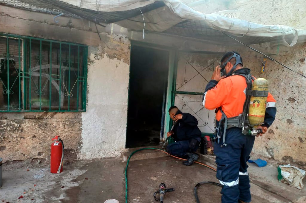 Policías y bomberos apagan incendio en una vivienda