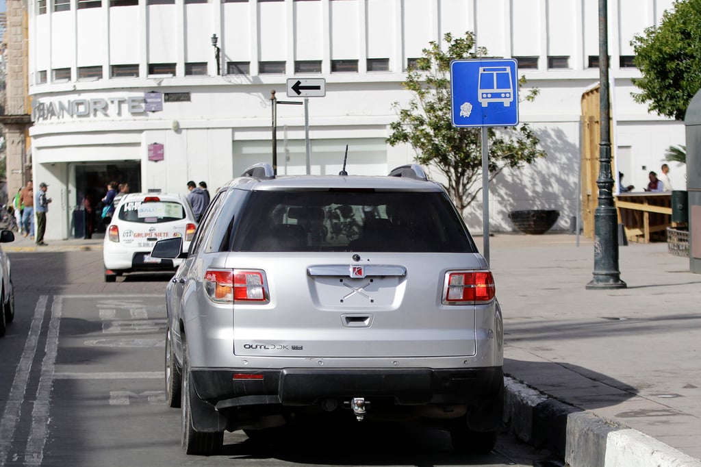 Reglamento. Hay quejas constantes respecto a los autos que tienen un alto grado de polarización y los que no traen placas.