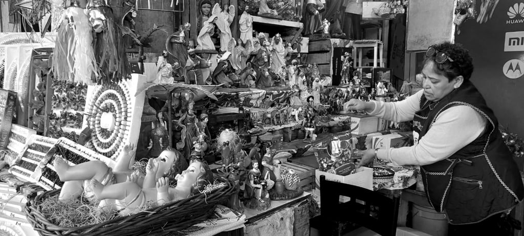 Nacimiento. Esta tradición cristiana no se ha perdido a pesar de las generaciones modernas; hoy en día los adultos jóvenes acuden para comprar todo el misterio completo para sus hijos.