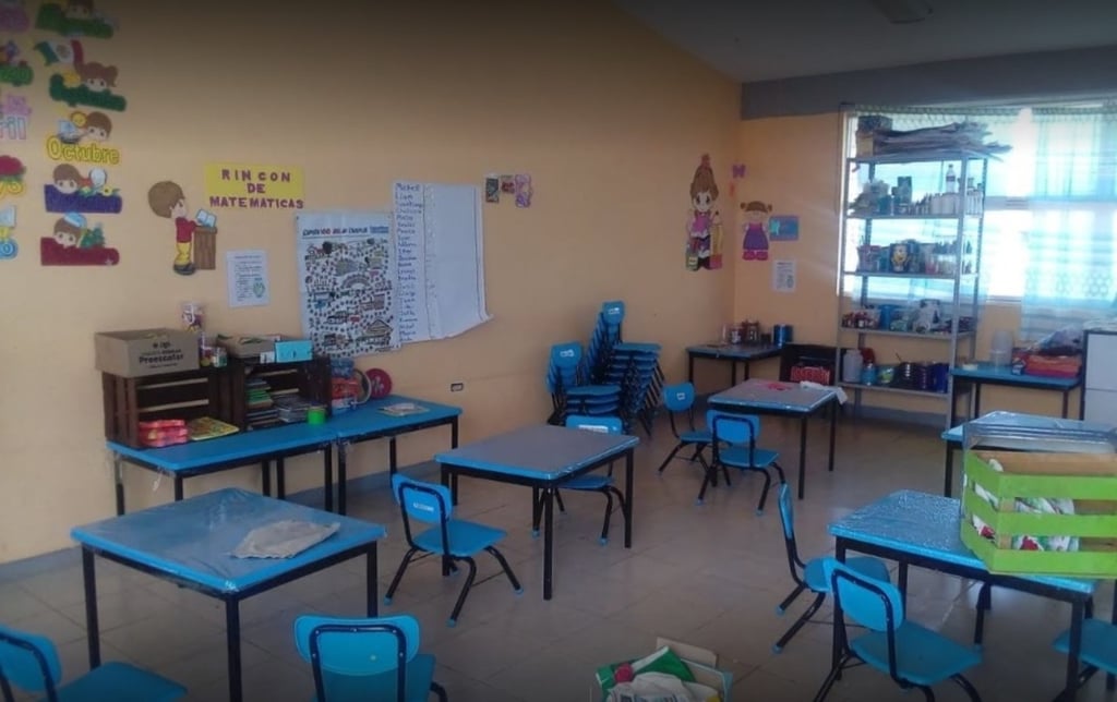 Molestia. Madres de familia cierran un plantel de preescolar exigiendo la construcción de un salón.