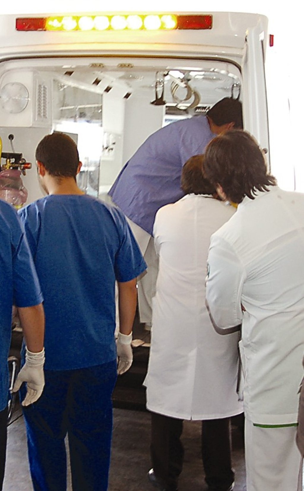 Percance.  Fue impactada por un vehículo Mitsubishi, línea L200, color blanco.