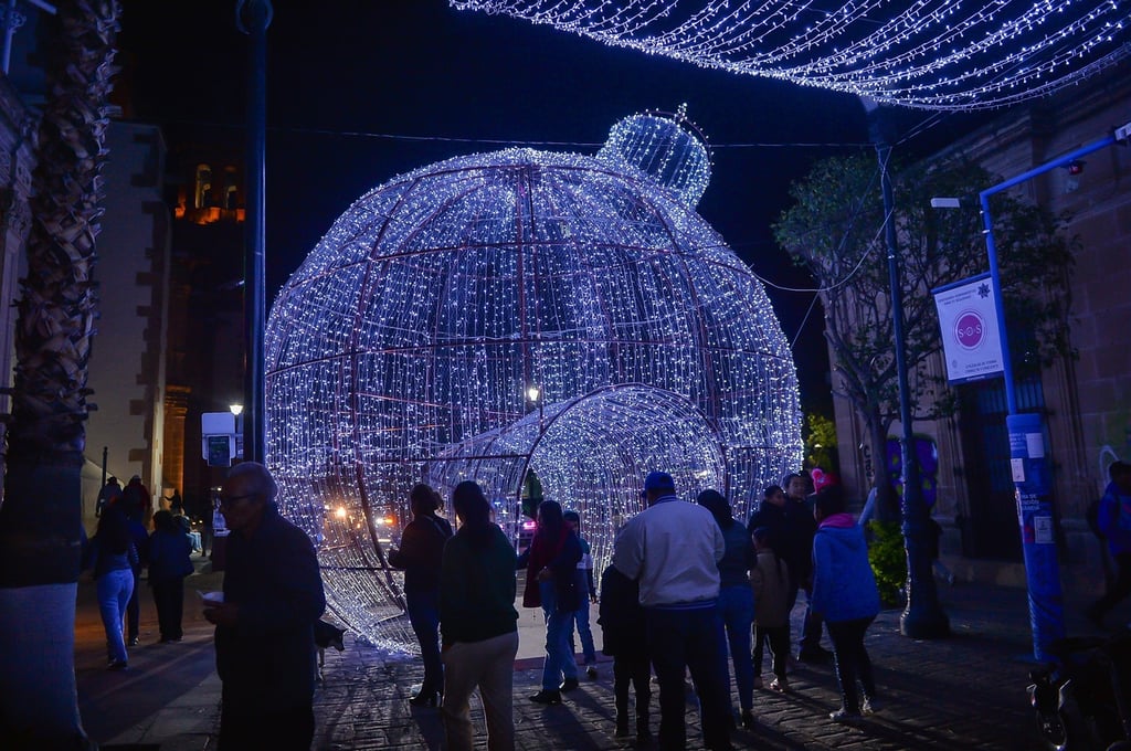 Esteban Villegas y su esposa Marisol Rosso invitaron a todos a realizar una caminata nocturna por estos sitios para convivir en armonía y admirar la iluminación navideña.