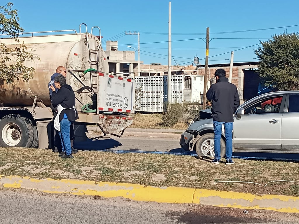 Conductor se impacta contra pipa que regaba área verde, rumbo a El Pueblito