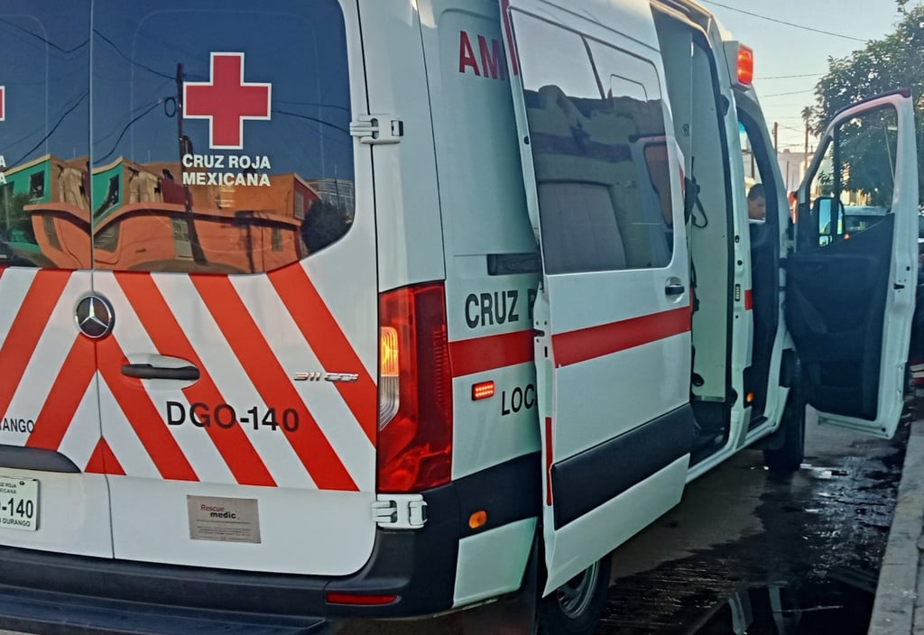 Camión de los dorados impactó a un vehículo; hay dos adultos mayores lesionados