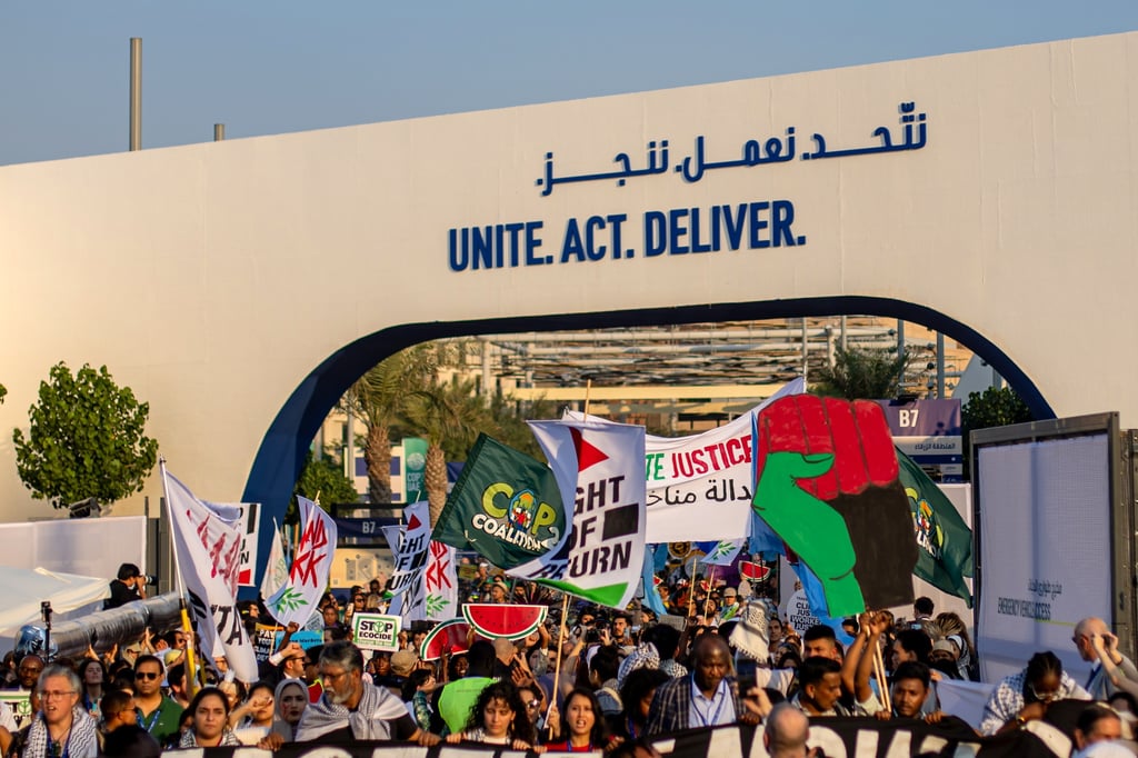 Por otro lado, el inicio del fin de los combustibles fósiles es uno de los temas más candentes en la conferencia de Dubái. (MARTIN DIVISEK / EFE)