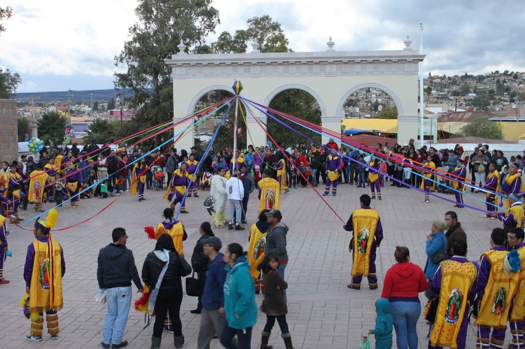 De izq. a der. Cipriano Flores (antiguo Monarca), Arturo Contreras (actual Monarca), Ernesto Jurado y Juan Torres (actual Monarca). 1990. Actuales Monarcas Arturo Contreras y Felipe Rodríguez, al centro, el Viejo Mayor, Ildefonso Pacheco. 2022. Danza Guadalupana de la colonia Maderera. 2022. Ceremonia de Coronación en la calle 5, colonia Maderera.