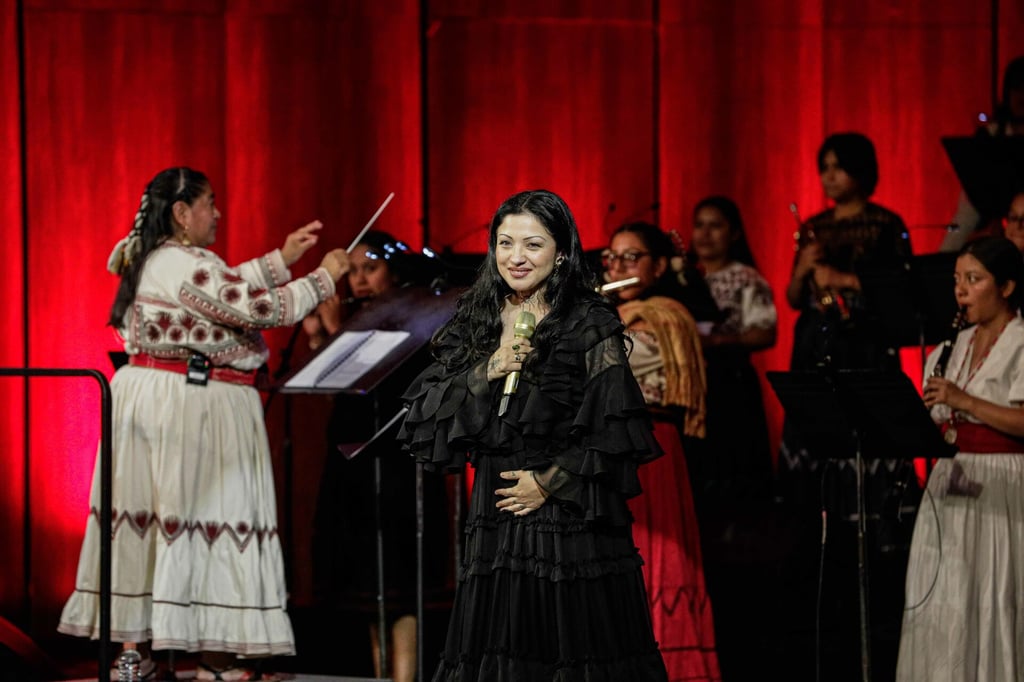 Fue hace 16 años que Mon Laferte aterrizó en la Ciudad de México proveniente de Chile. Hoy subió al escenario del Palacio de Bellas Artes donde, cuenta, tocaron sus ídolos, Juan Gabriel y Chavela Vargas.