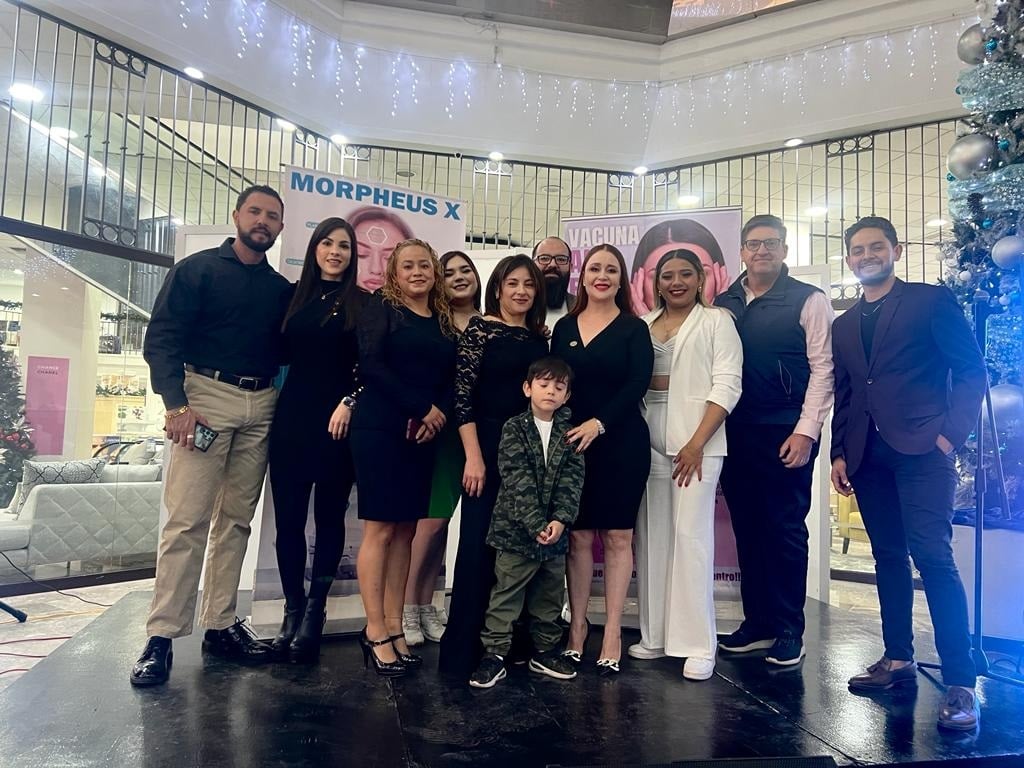 La Dra. Eliselma acompañada de todo su equipo de trabajo.