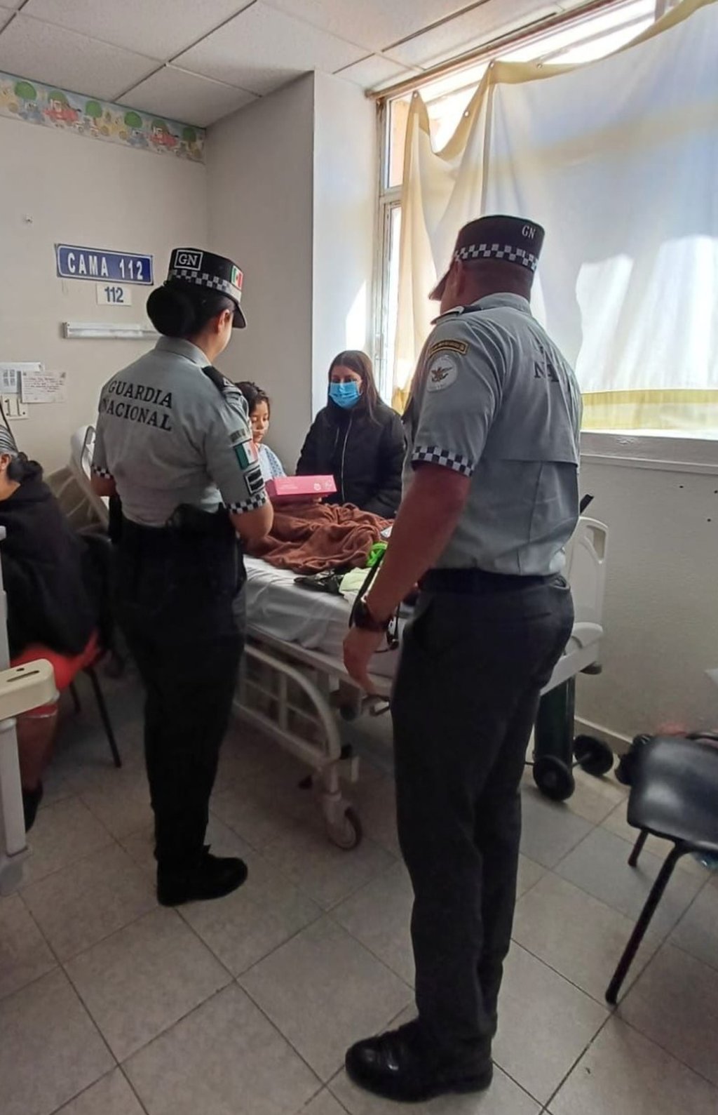 Guardia Nacional entrega regalos en Hospital Materno Infantil