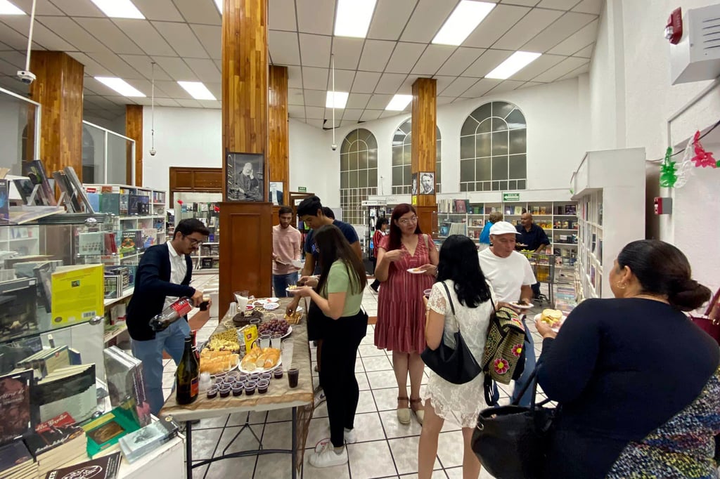 Librería universitaria anuncia venta especial de temporada navideña