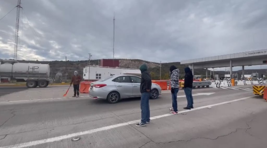 Medidas. Los alumnos tomaron la caseta a Garabitos la mañana del martes en demanda de que se les paguen algunos aspectos pendientes; sin embargo, no buscaron antes acercamiento con las autoridades.