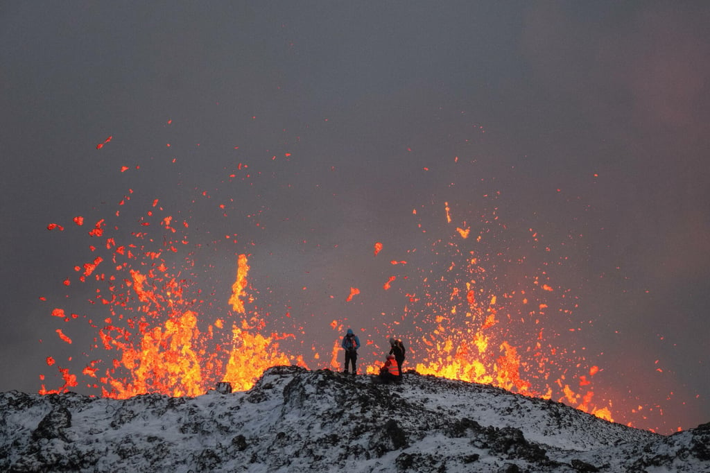 La erupción ya no es continuada y ha disminuido un poco desde que el volcán comenzó el lunes por la noche a expulsar magma. (ANTON BRINK)