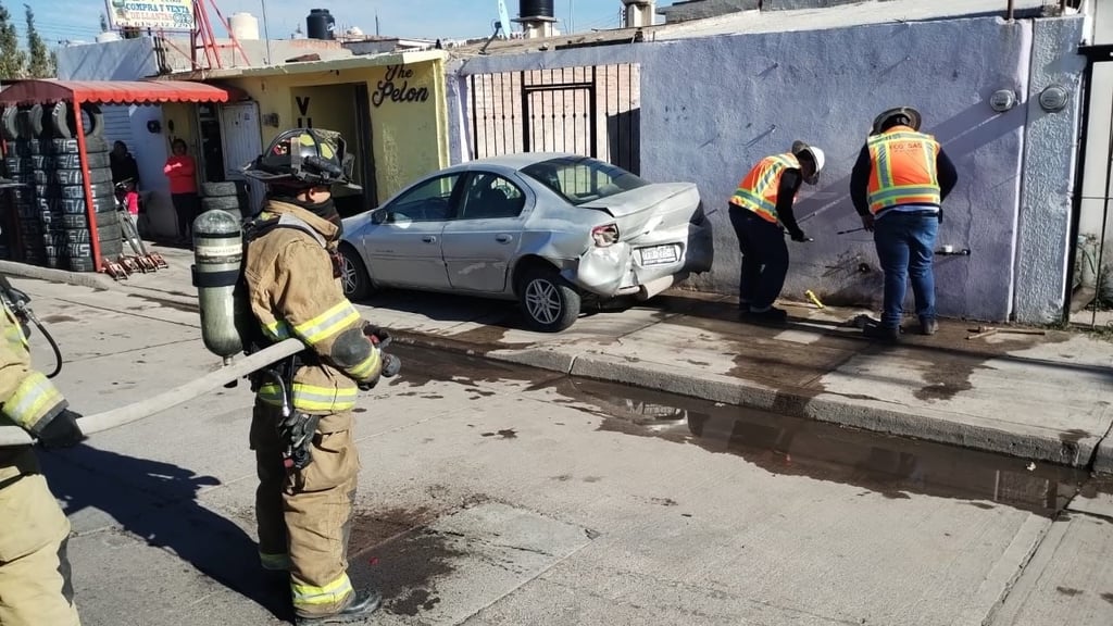 Impacto de dos carros provoca fuga de gas