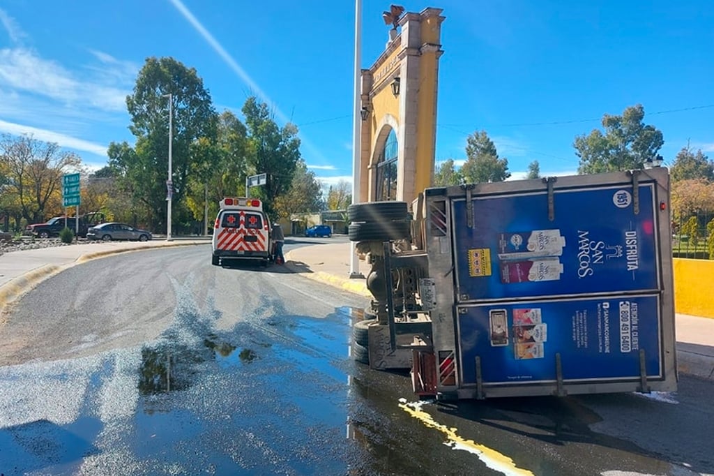 Alumnos de la Normal Aguilera ocasionan un accidente; reportan derrame de combustible