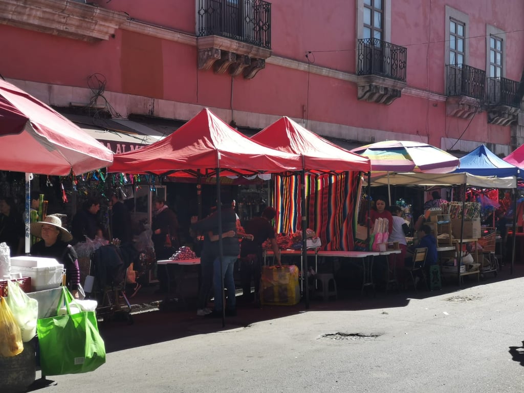Mercancías. Cada año en estas fechas los comerciantes se extienden a las calles para vender distintos productos, principalmente aguinaldos.