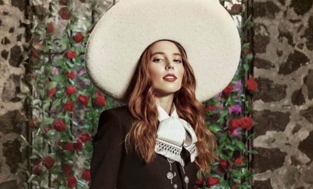 La bonita combinación de Majo Aguilar, minifalda de rayas y medias de lunares