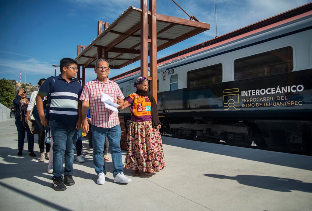 El presidente viajó junto a su comitiva con rumbo a Coatzacoalcos, Veracruz. (AGENCIAS)