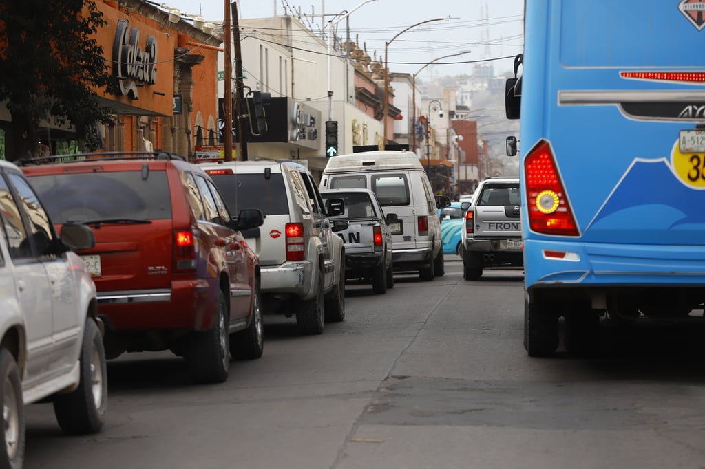Largas filas. Varios conductores duranguenses se quejan por el tráfico que se genera en el mes de diciembre.



















