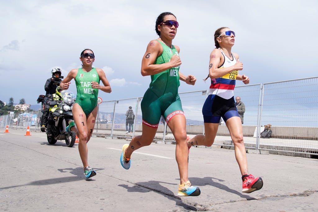 Pase. La triatleta Rosa María Tapia aseguró plaza para México en París 2024.