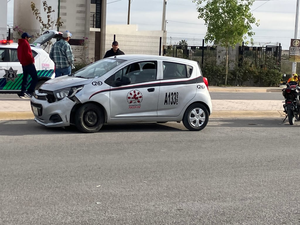 Joven motociclista se impacta contra taxi que le cortó la circulación en Gómez Palacio