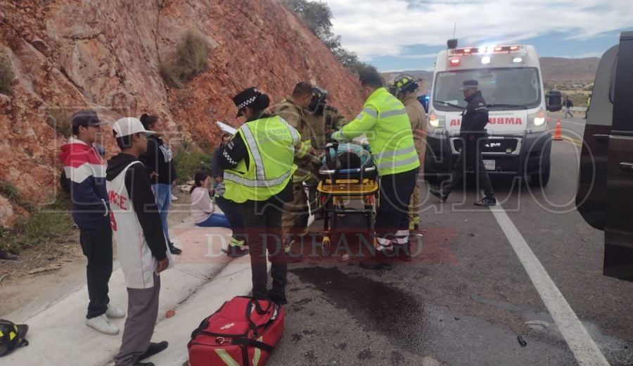 Camioneta impacta contra vaca en el periférico de Durango, tramo Parral-Mazatlán