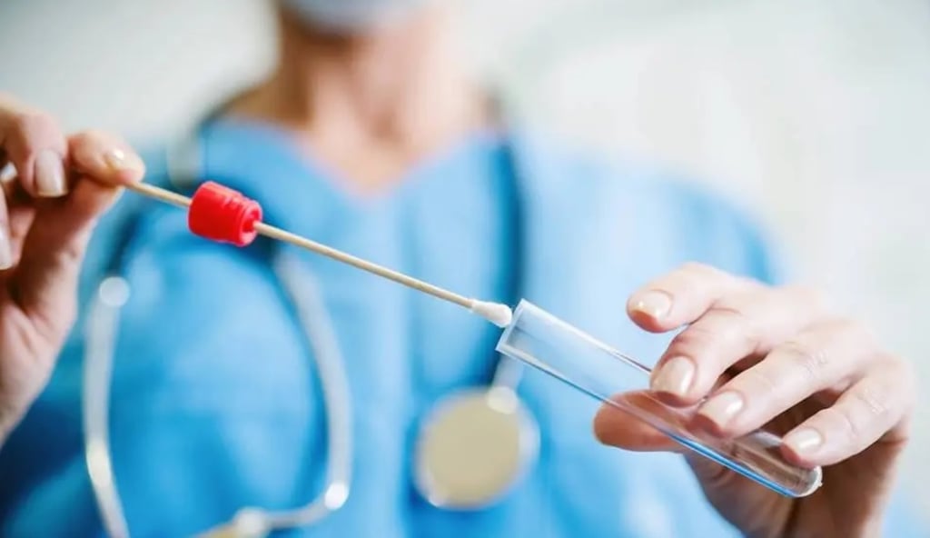 Pruebas. Cada vez son menos los que acuden a la prueba Covid o Influenza pero crece la positividad.