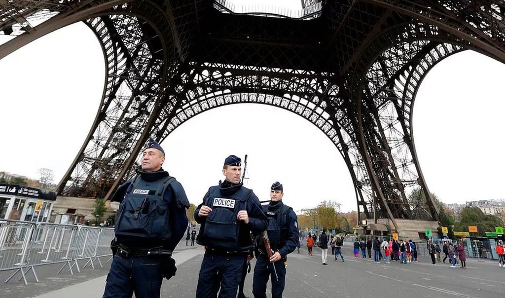 Cierran la Torre Eiffel por huelga del personal; acusan modelo económico ambicioso e insostenible