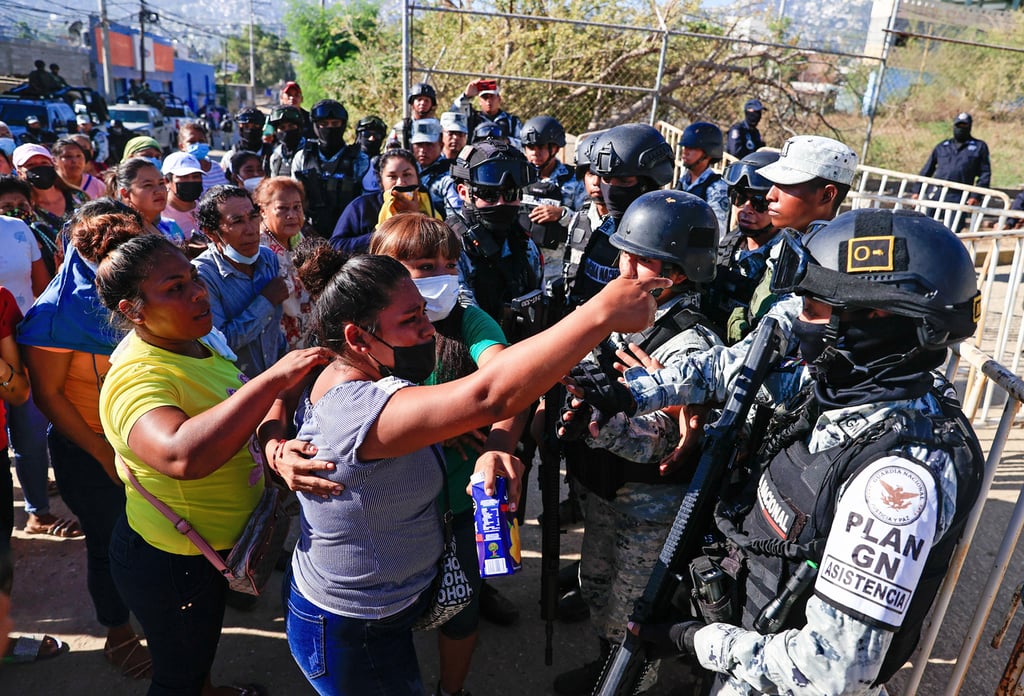 Desesperación. Familiares de internos recluidos en el Centro de Reinserción Social (Cereso) solicitan información.