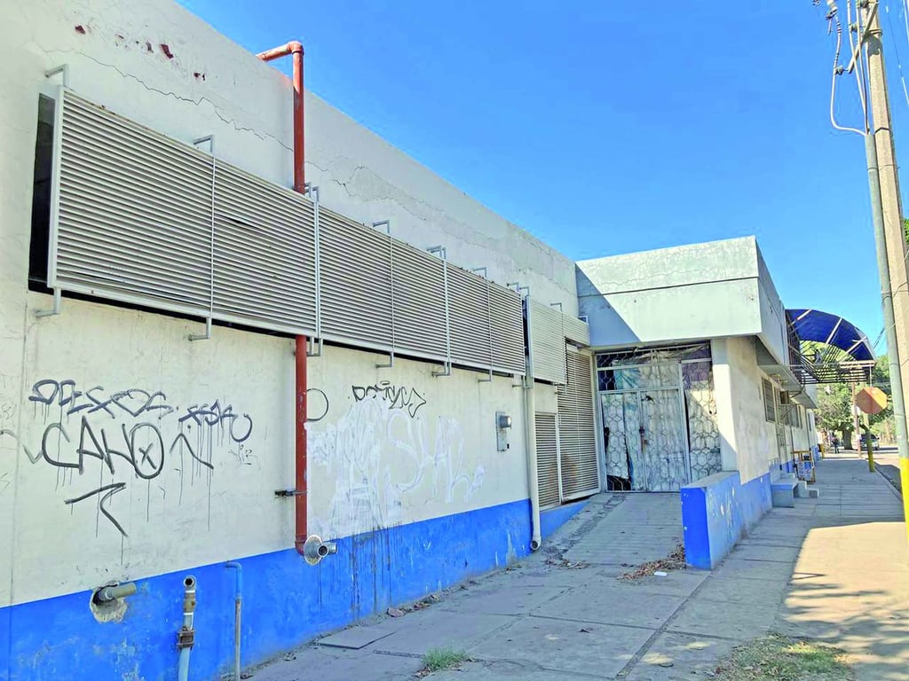 En completo abandono se encuentran las instalaciones del antiguo Hospital General del municipio de Gómez Palacio. 