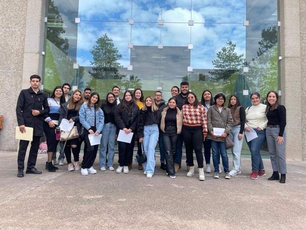 La Directora de Internacionalización destacó el crecimiento significativo en el programa, tanto en la llegada de estudiantes a la UJED como en la salida de estudiantes hacia otras instituciones.