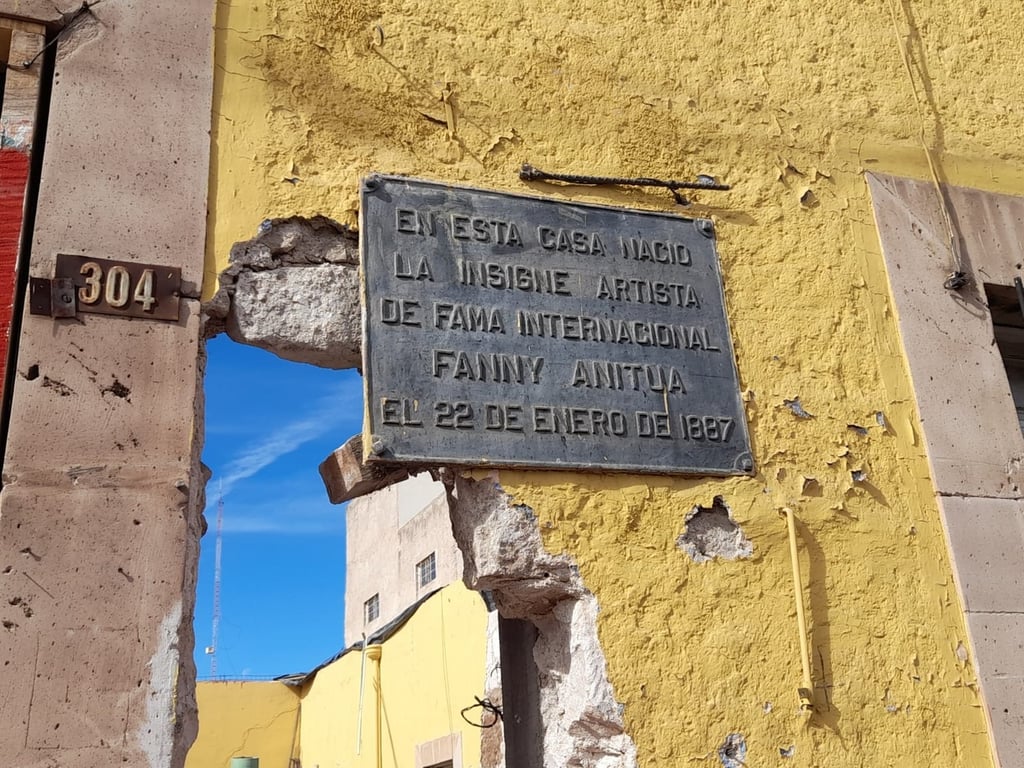 Histórico. La placa marca el domicilio como la casa de la artista Fanny Anitúa, que nació el 22 de enero de 1887.