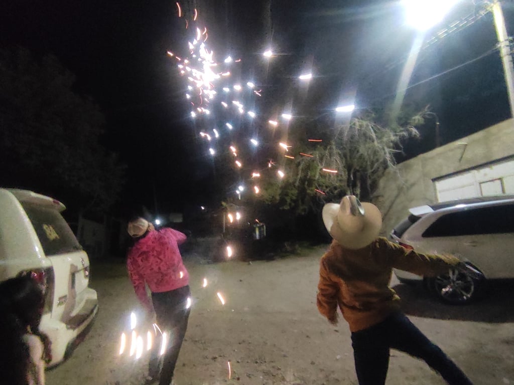 Peligro. Chicos y grandes se exponen al tronar y prender artefactos elaborados con pólvora.