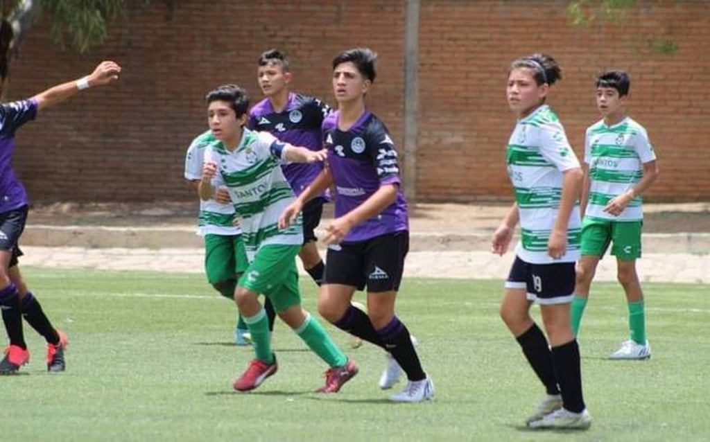 Alternativa. Los pequeños duranguenses tendrán una nueva alternativa para arender las bases del futbol, esta es la Escuela del Mazatlán FC en Durango.