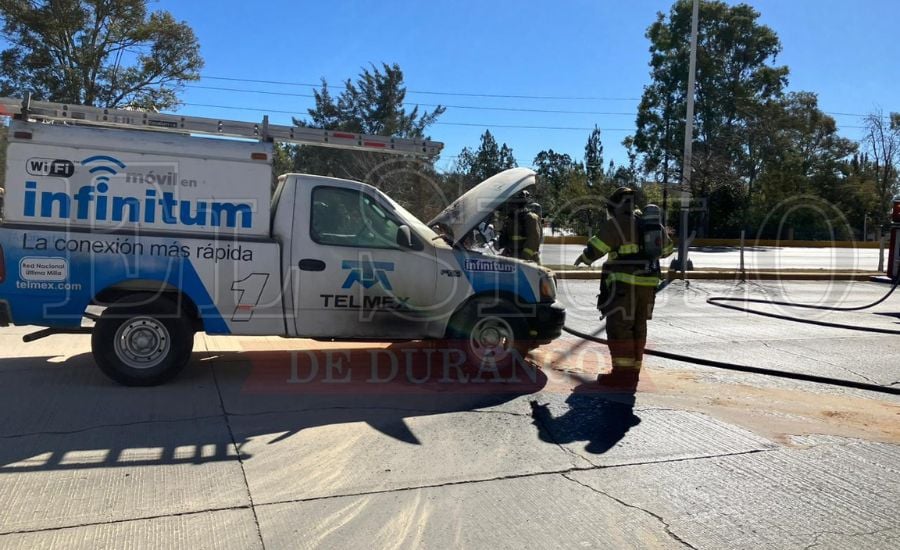 Se incendia camioneta de Telmex en bulevar Guadiana