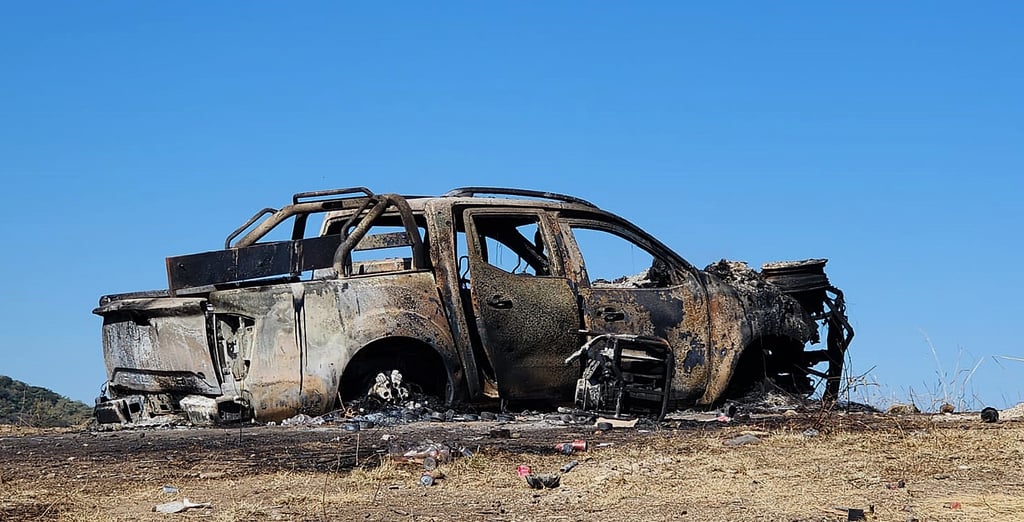 Fotografía cedida hoy por el Centro de Derechos Humanos Minerva Bello, donde se observa un vehículo calcinado en la zona donde se perpetró un ataque armado el pasado 4 de enero, en el municipio Heliodoro Castillo, estado Guerrero (México). (FOTO: EFE/Centro de Derechos Humanos Minerva Bello)