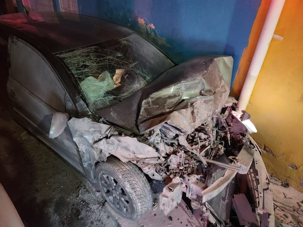 Distracción. Un joven chocó su vehículo contra camionetas estacionadas y su acompañante salió lesionado.