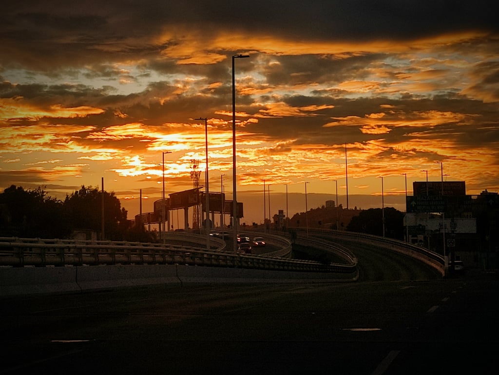 ¿Por qué al atardecer el cielo se tiñe de color rojo?