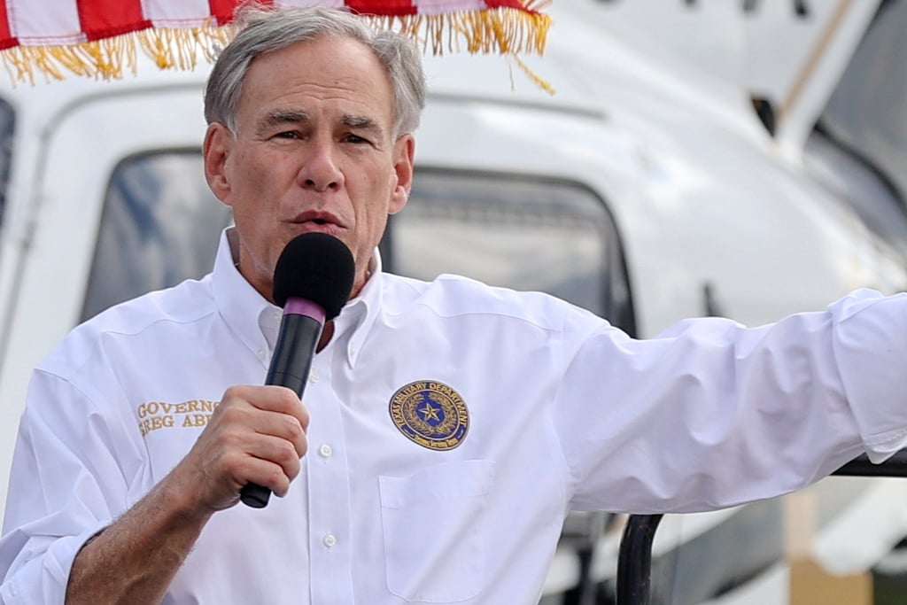 Greg Abbott, gobernador de Texas, ha desatado controversia al afirmar que en su estado no disparan a los migrantes para evitar acusaciones de homicidio por parte del gobierno federal del presidente Joe Biden.
