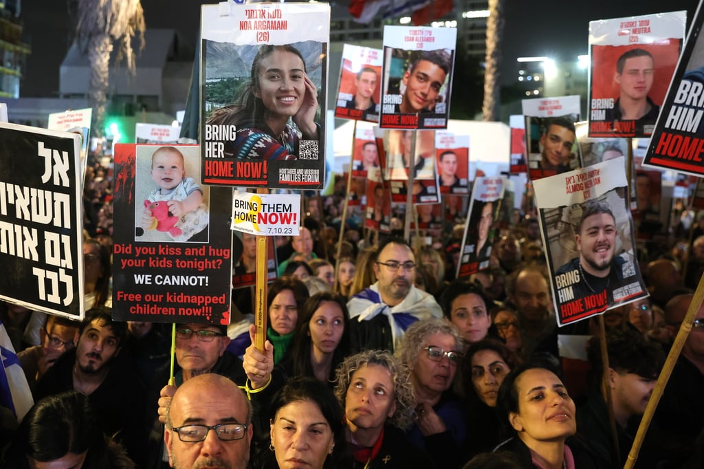 Horas antes de esa manifestación masiva, en la misma plaza se inauguró una instalación de un túnel como los de Hamás, para que los israelíes experimenten cómo sufren los rehenes que llevan allí encerrados casi 100 días. (ABIR SULTAN / EFE)