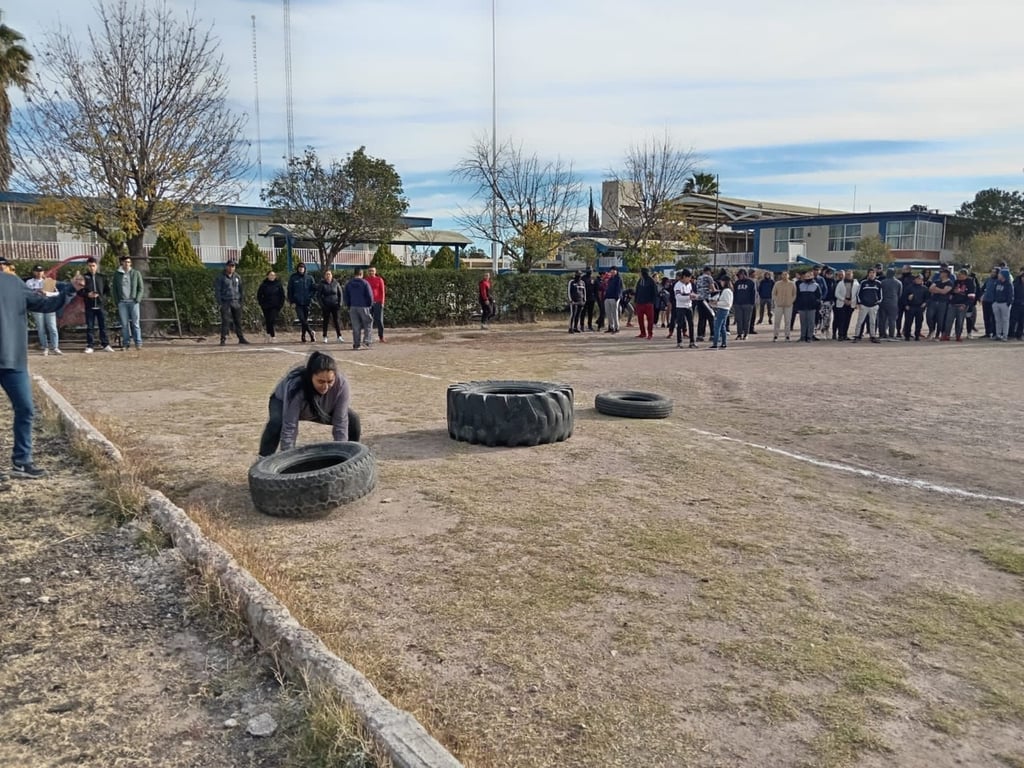 Acción. Realizan primera carrera de obstáculos entre los cadetes aspirantes a policías.