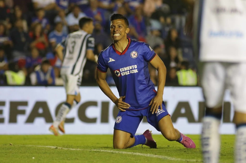 Derrota. En medio de la nostalgia que invadía a los aficionados cementeros, Cruz Azul no pudo ante Pachuca en su regreso al Estadio de la Ciudad de los Deportes.