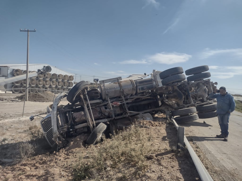 Tráiler que conducía a exceso de velocidad vuelca en zona rural de Gómez Palacio