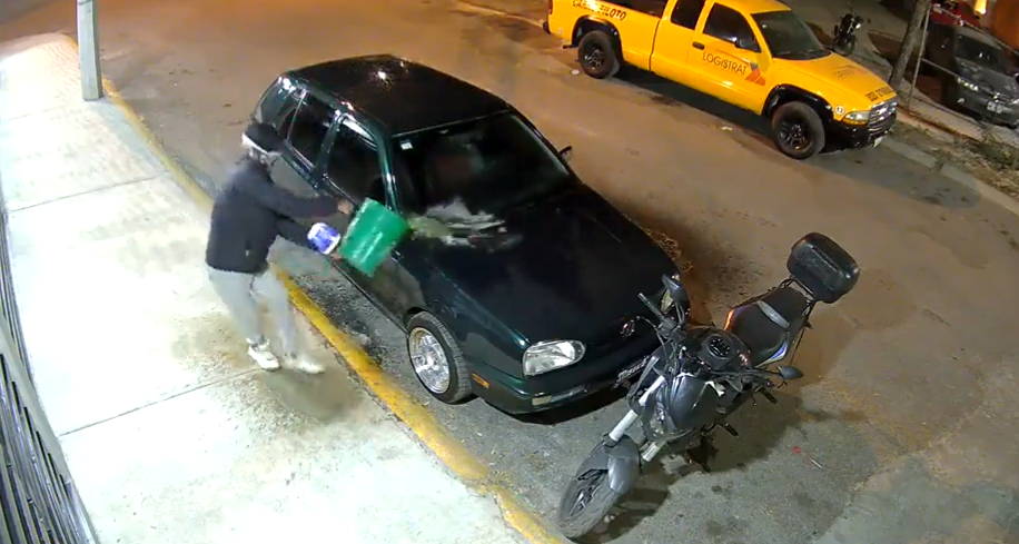 VIDEO: Captan a hombre prendiendo fuego a camioneta y moto en Edomex