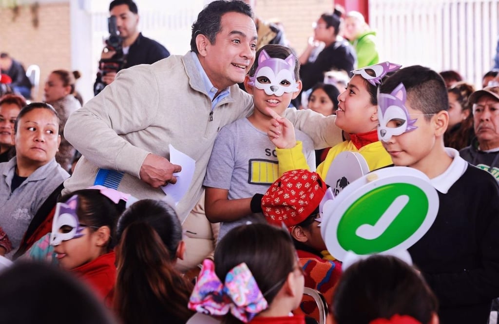 Juegos. Toño Ochoa convivió con niñas y niños de la Primaria Felipe Pescador, en la colonia Benjamín Méndez.