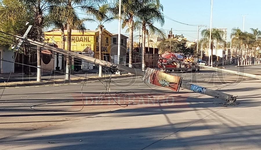Tractocamión derribó 4 postes en bulevar Guadalupe Victoria; sector se quedó sin luz